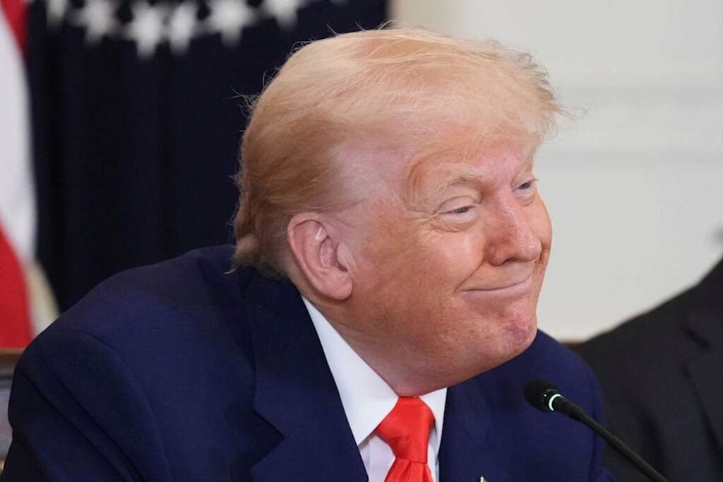 Trump Warns Apple: Make iPhones in US or Face 25% Import Tax