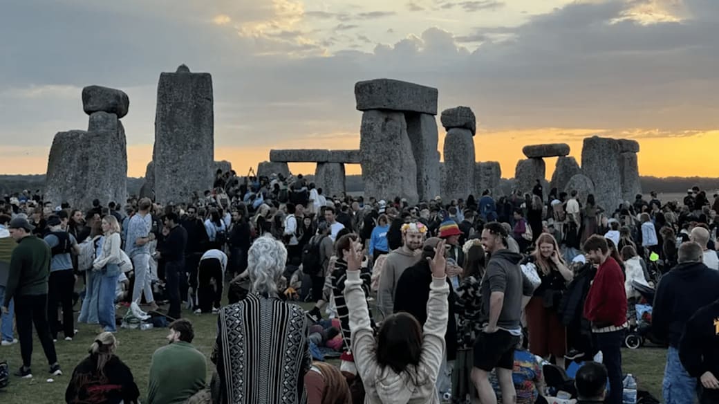 Despite Heat, Thousands Gather to Witness Solstice Sunrise