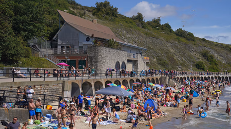 UK Heatwave Triggers Surrey Wildfire as Scotland Records 32.2°C